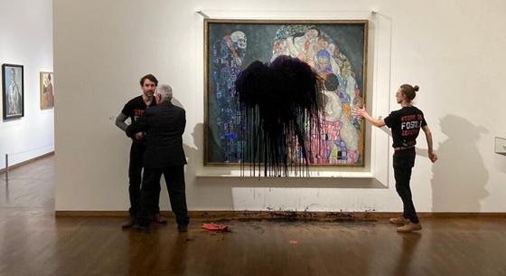 Videón, ahogy olajszerű anyaggal öntenek le egy festményt a bécsi Leopold Múzeumban