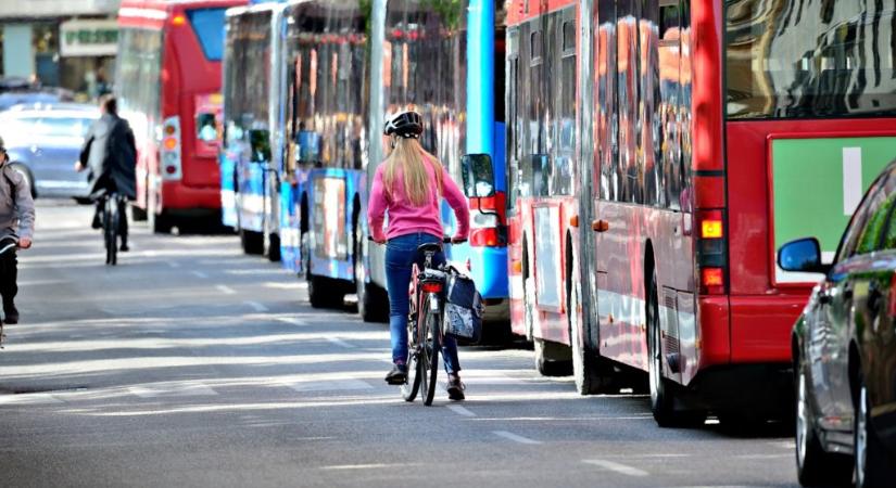 Végre megtudják a buszsofőrök, hogy milyen mellettük biciklisnek lenni