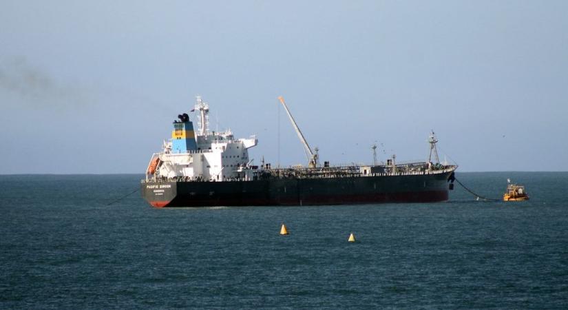 Izraeli tulajdonú tartályhajót ért dróntámadás az ománi partoknál