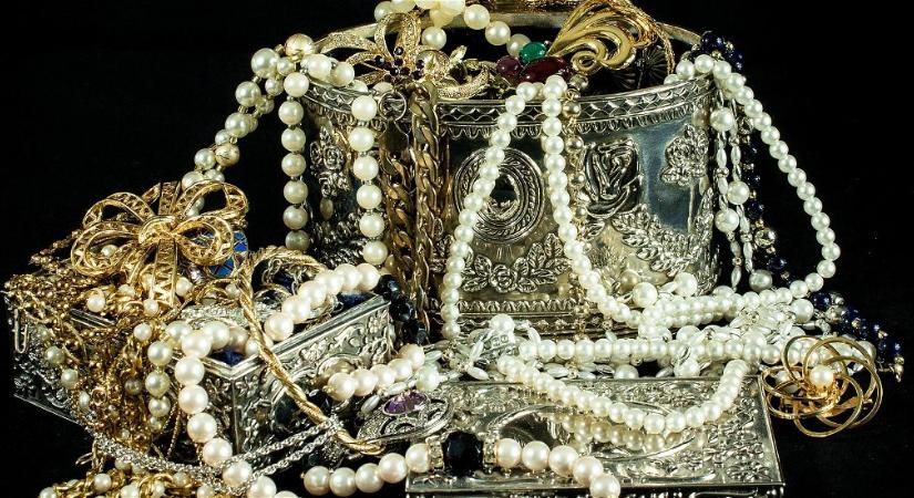 Elásott kincset találtak Indiában, egy embert szinte az őrületbe kergetett a rengeteg arany látványa