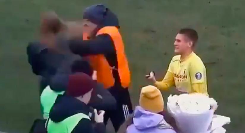 A barátnője kezét akarta megkérni a focista a meccs után, de a biztonsági őrt nem avatta be senki - Videó