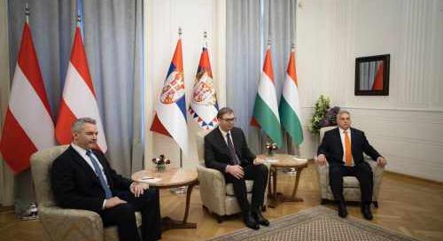 Orbán Belgrádban: "veszélyben vagyunk gazdasági értelemben, de fizikai értelemben is"