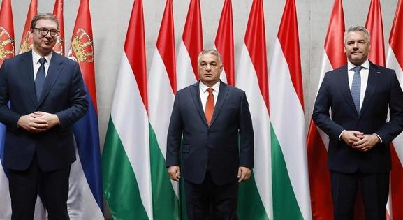 Magyar-osztrák-szerb hármas csúcstalálkozóra utazott Orbán