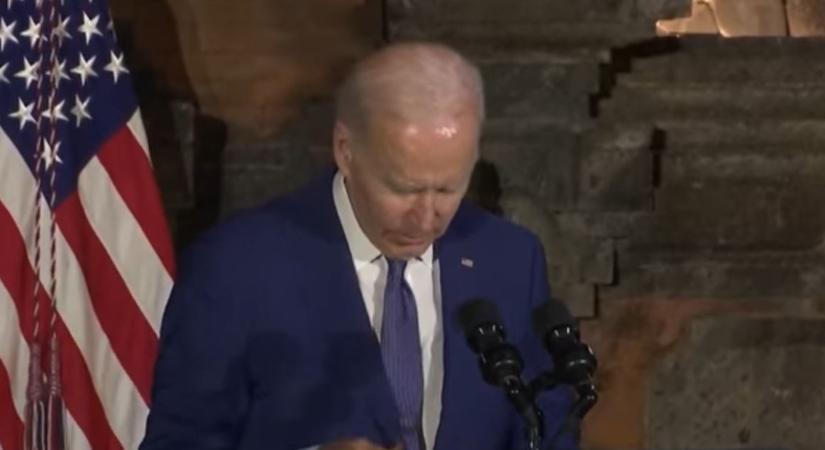 Meggyűlt a baja a saját jegyzeteivel Joe Bidennek (videó)