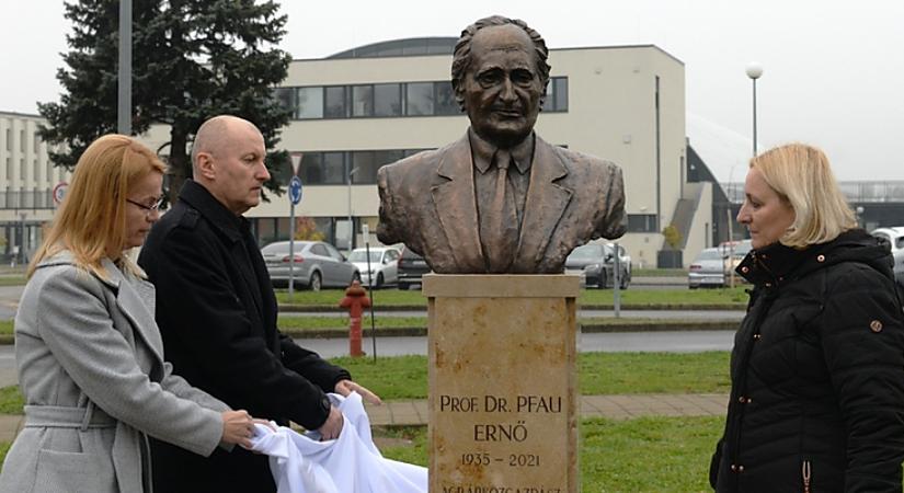 Pfau Ernő tiszteletére állítottak szobrot a Debreceni Egyetem egyik campusán