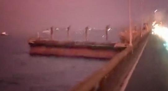 Testközelből érezhette egy autós, ahogy hídnak ütközik egy teherhajó Brazíliában – videó
