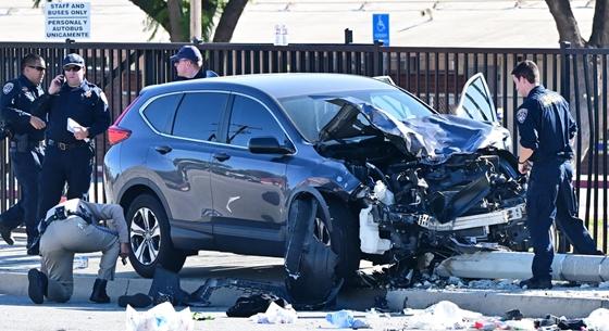 Kocogó rendőrújoncok közé hajtott egy autós Kaliforniában, sokan megsérültek