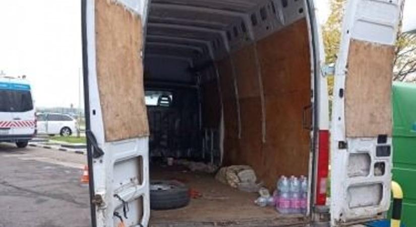 Negyvennégy szír migránst fogtak egyetlen teherautóban a rendőrök a nógrádi megyehatár közelében