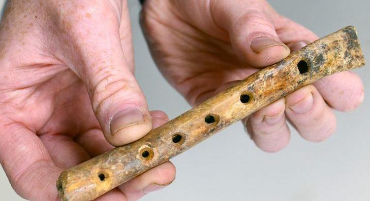Ezt a ritka csontfurulyát egy birka sípcsontjából készítették