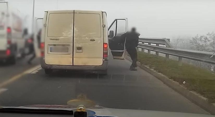 Videón, ahogy embercsempészek rendőrökre lőnek az M5-ös autópályán