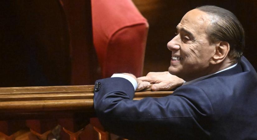 Silvio Berlusconit felmentette a bíróság a vesztegetés vádja alól