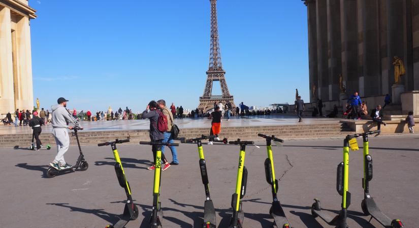 Pár nappal azelőtt történt újabb halálos baleset, hogy a kölcsönözhető elektromos rollerek betiltásáról dönthetnek Párizsban