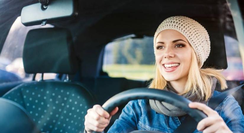 Szabad-e megállni autóval a lassítósávon? 10 kérdés, amit jogosítvánnyal tudni kell