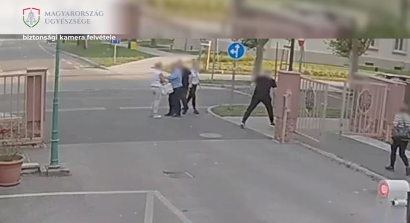 Rátámadt az egyik rendészre egy nő a kaposvári kórház területén - Videó