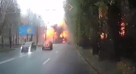 Videón, ahogy egy autó előtt becsapódott egy orosz rakéta Dnyipróban