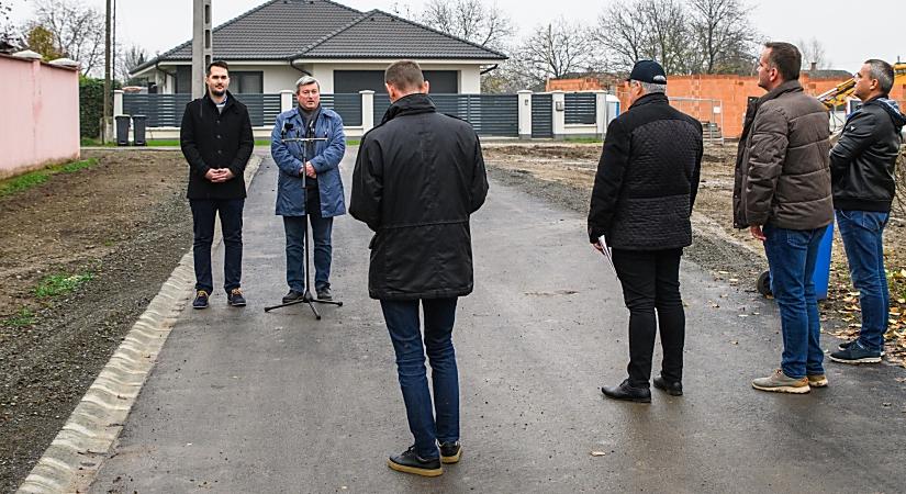 Újabb útépítések zárultak le Debrecenben: a Patak és a Csermely utca kapott aszfaltburkolatot