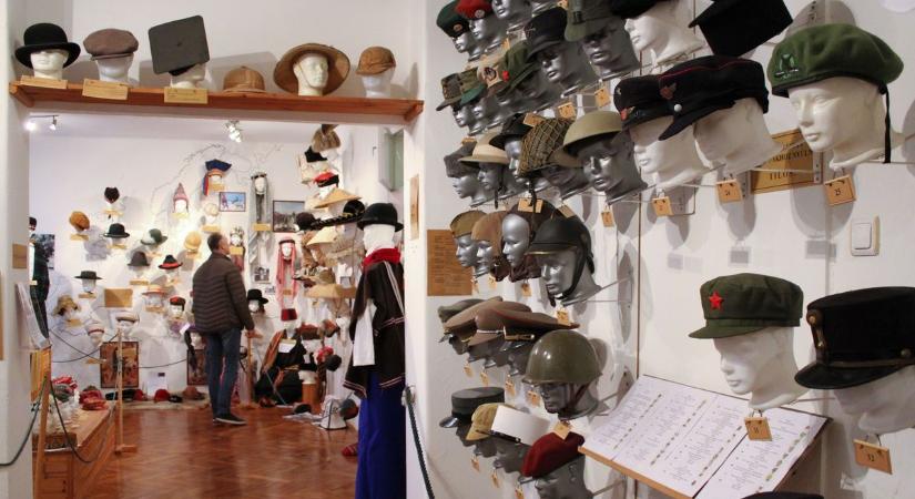 Másfélszáz fejfedőt őriz a nagydorogi Kalap- és Sipkamúzeum