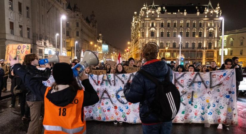 Diákok tüntetnek Budapesten, hogy a közmédia is számoljon be az oktatás valódi állapotáról