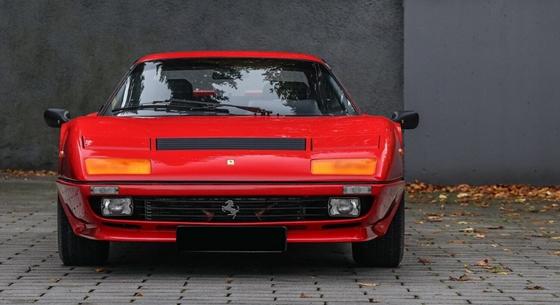 Egyenesen 1983-ba repít vissza ez a szinte új, igen ritka Ferrari