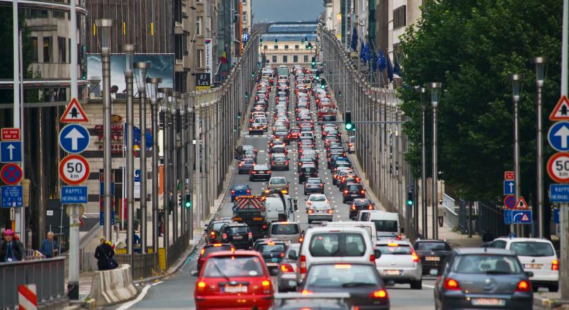 Tüntetések akadályozzák a brüsszeli autómentesítő programot