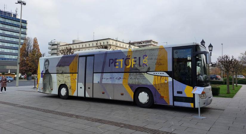 Megérkezett Győrbe a Petőfi-busz