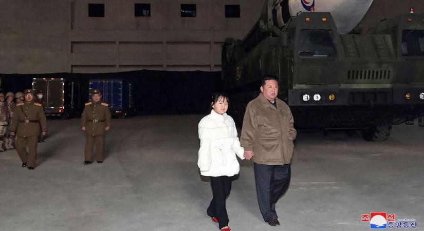 Először mutatta meg kislányát a világnak Kim Dzsong Un, ő lehet az új diktátor Észak-Koreában
