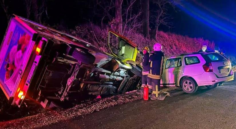 Fiatal jégkorongozók szenvedtek balesetet a 31-es főúton – egy kisteherautó és két személygépkocsi is az árokban kötött ki