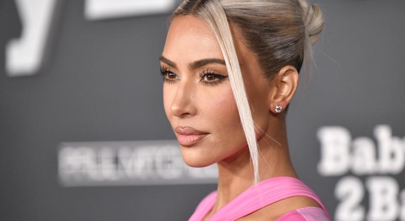 Alig takarja valami Kim Kardashian szeméremdombját - Exének üzen a fotókkal?