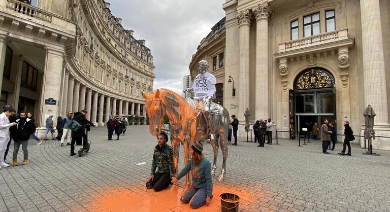 Lisztet szórtak Andy Warhol autójára, Párizsban festékkel öntötték le a Ló és lovas szobrot