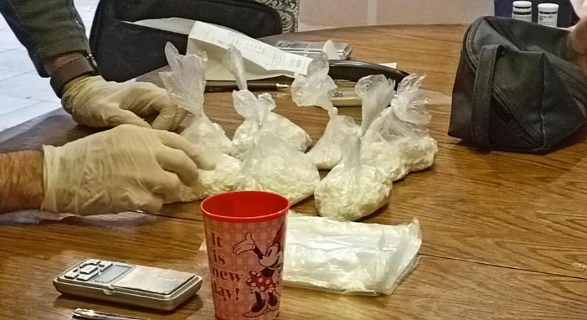 Videón a rajtaütés Pest megyében: Kábítószer terjesztő hálózatot számolt fel a TEK