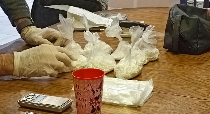 Rajtaütés: drogkereskedőket kapcsoltak le a rendőrök Abonyban és Jászkarajenőn