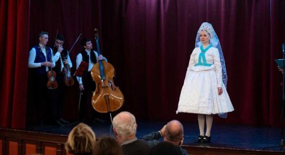 Tizenhat Kárpát-medencei település menyasszonyi viseletét mutatták be Kolozsváron