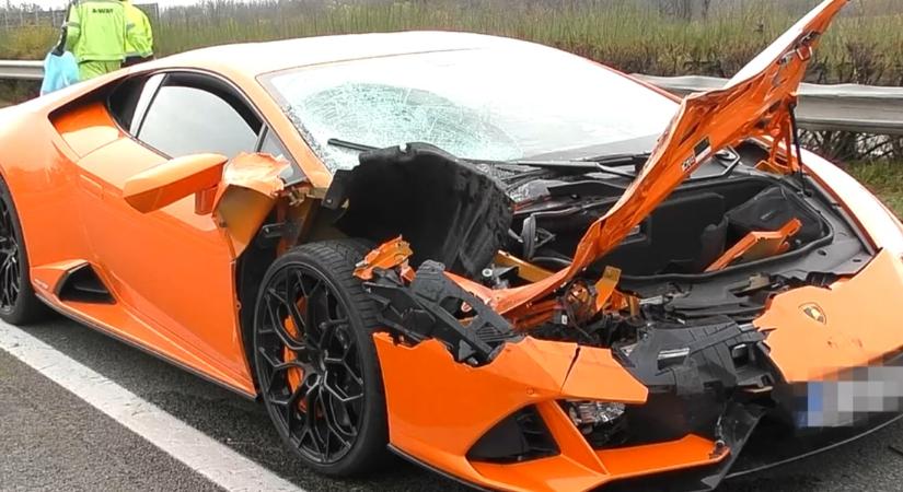 Egy 100 milliós Lamborghinit törtek rommá szombaton az M5-ösön