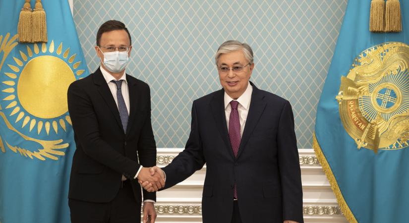 Őrült meglepetés: a szavazatok több mint 80 százalékát behúzta a kazah elnök
