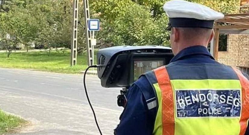 Sebességmérést végeznek a rendőrök Tiszafürednél