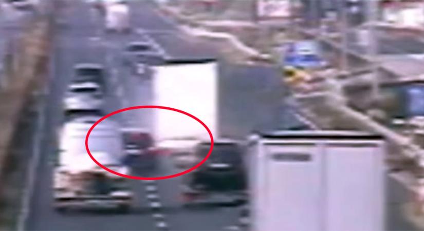 A két sáv között tolakodott egy terepjárós az M1-esen, durván felöklelt egy teherautót - videó