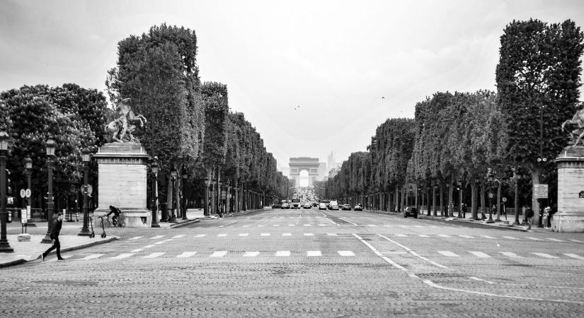Lapozó: Párizs a Champs-Elysées karácsonyi kivilágításán is spórol