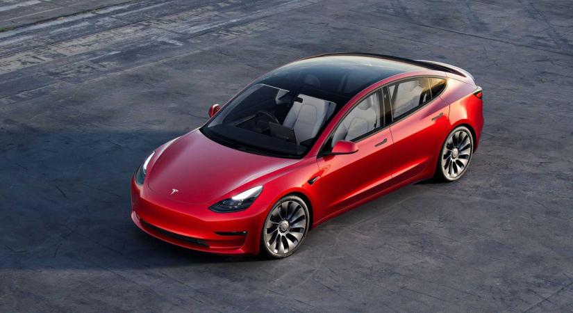 A Tesla több mint 321 000 járművet hív vissza egy hátsó lámpa probléma miatt