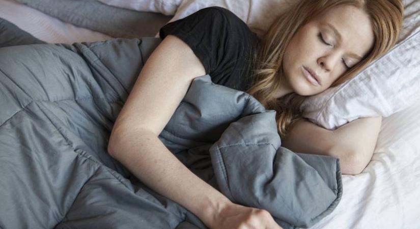 Melegen tart éjszaka, javítja az alvásminőséget: így segítheti a pihenést a súlyozott takaró