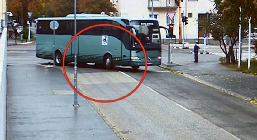Egy biciklis végignézte, ahogy egy kanyarodó busz kioltja egy rolleres életét Budapesten, a szemtanú elmondta, mit látott