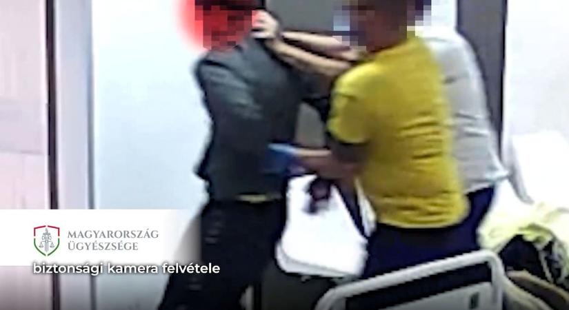 Videón az elkattant cseh férfi: ápolókat ütött, rúgott a tatabányai kórházban