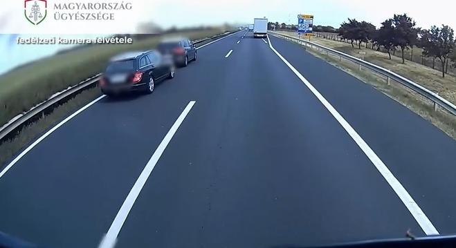 VIDEÓ: Lassítania kellett, ezért bosszúból ráhúzta a másik autósra a kormányt – Akár 3 évet is kaphat
