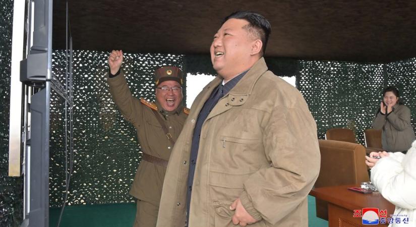 Vélhetően a második gyerekével látogatott el egy rakétakilövésre Kim Dzsongun