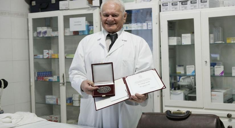 Rangos díjat kapott dr. Németh Sándor - 46 éve Ivánc háziorvosa