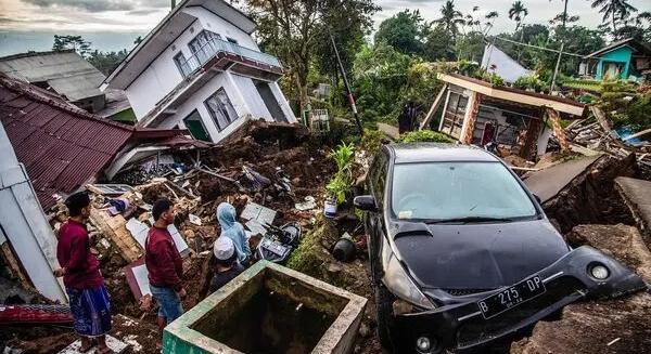 Több százan haltak meg az indonéziai földrengésben