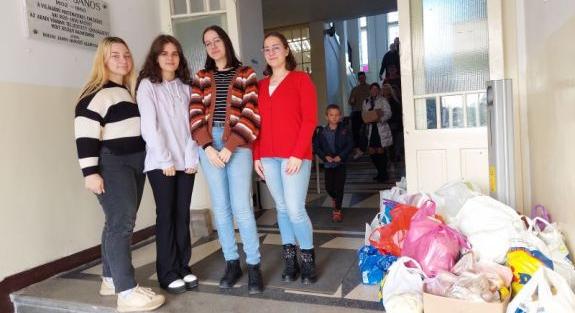 Mintegy négyszáz kiló zöldséget és gyümölcsöt gyűjtöttek az aradi magyar iskolaközpont diákjai