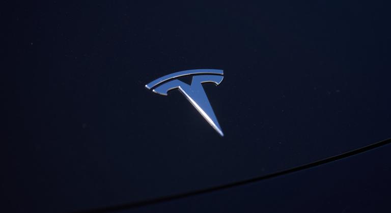 Irányíthatatlanul, hibás fékkel száguldott a Tesla, megölt két járókelőt