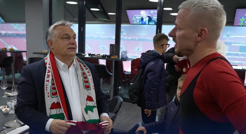 Szlovák külügyminiszter: Undorító, hogy Orbán Viktor ilyen sálat viselt!
