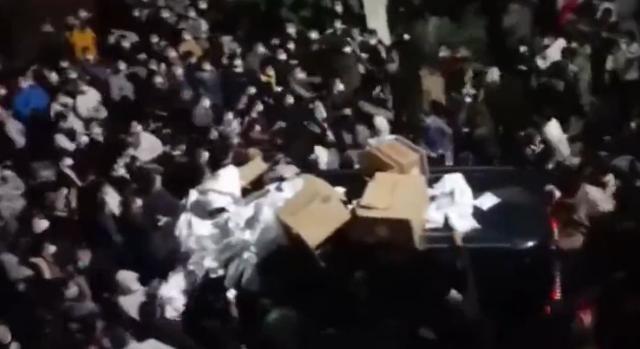 Brutális videók a világ legnagyobb iPhone-gyárából: ütik az őrök a több ételt követelő tiltakozókat