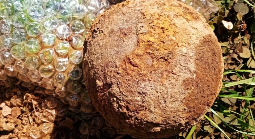 A kőszegi vár ostromából származó ágyúgolyót találtak egy családi ház kertjében - fotók